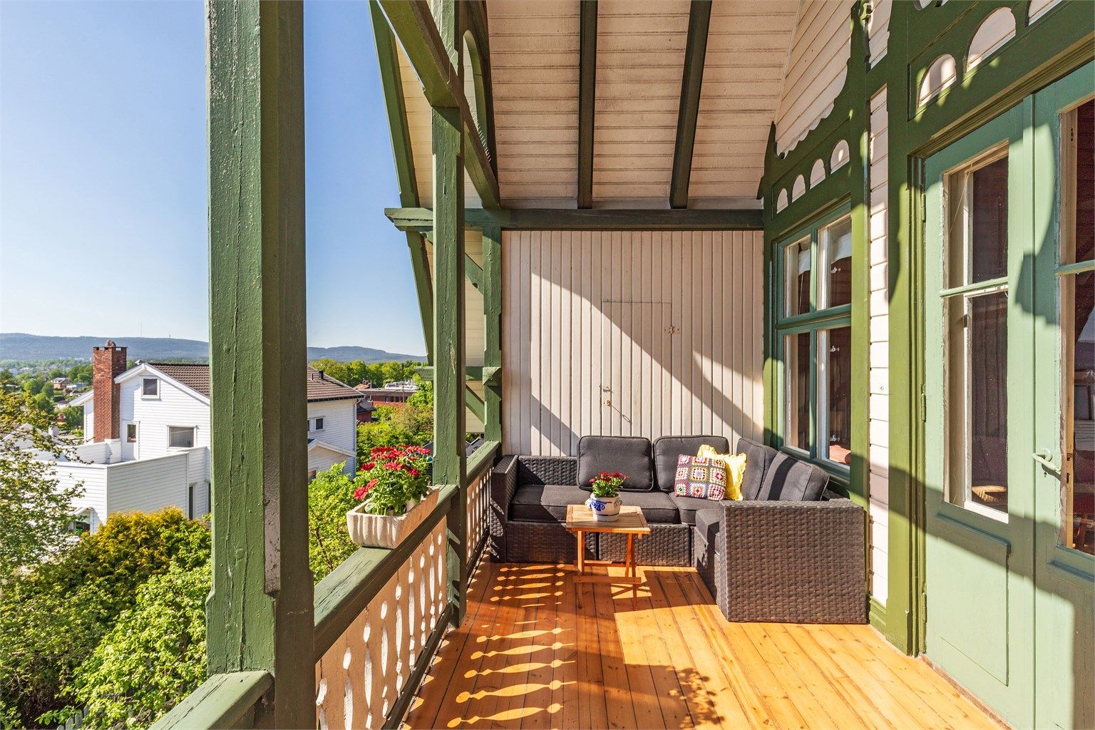 Verandaen i andre etasje er overbygd og har plass til sittegruppe. Det er bod på begge sider av verandaen