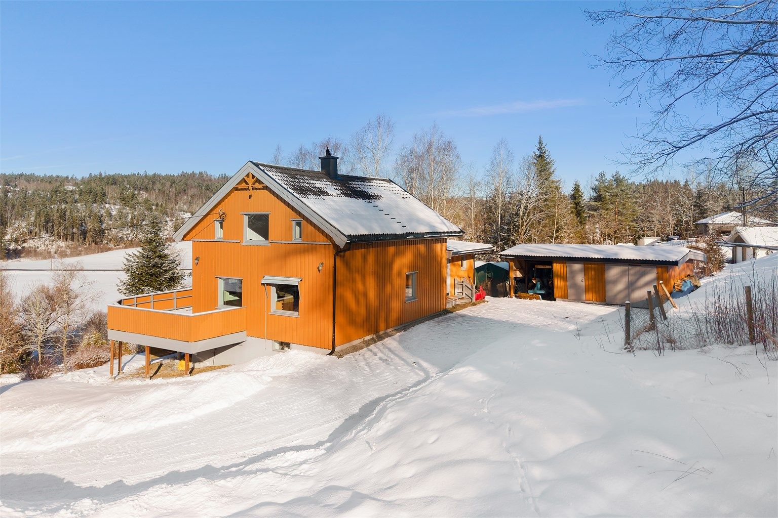 Eiendommen ligger høyt og fritt i terrenget, med god avstand til naboer.