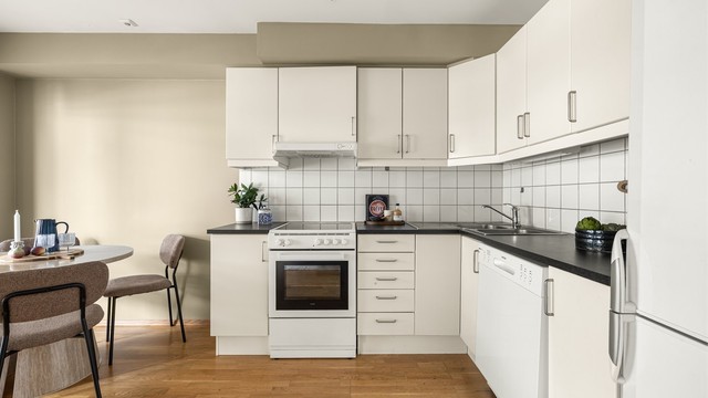 Praktisk vinkelkjøkken som utnytter plassen godt og gir en åpen følelse mot stuen.