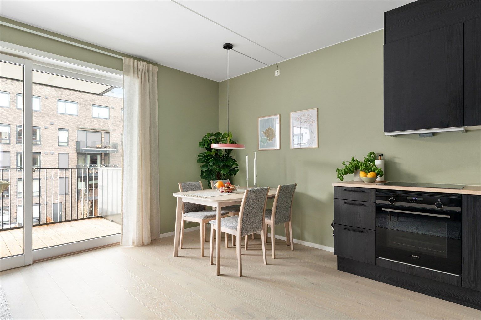 I tilknytning til kjøkkenet er det plass til spisebord