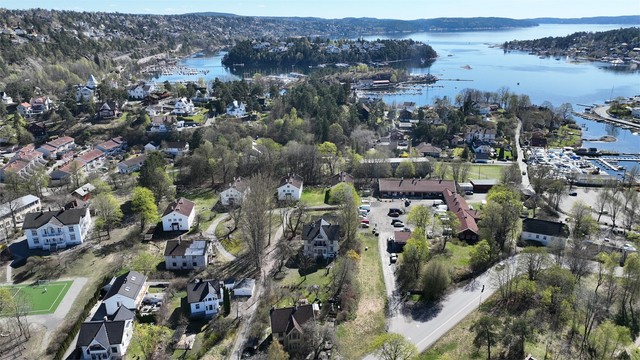 Bygningen strekker seg over to fulle etasjer, i tillegg til kjeller og et romslig lagringsloft.