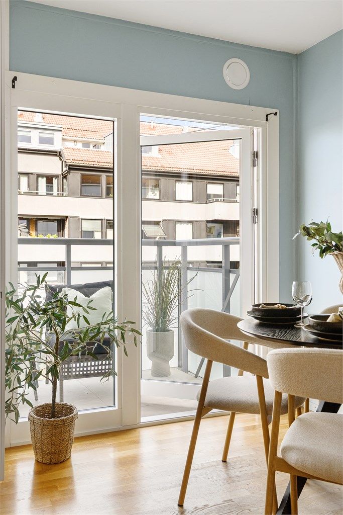 Helglasset balkongdør gir godt med dagslys og direkte forbindelse mellom stuen og balkongen.