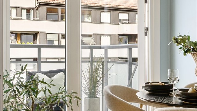 Helglasset balkongdør gir godt med dagslys og direkte forbindelse mellom stuen og balkongen.