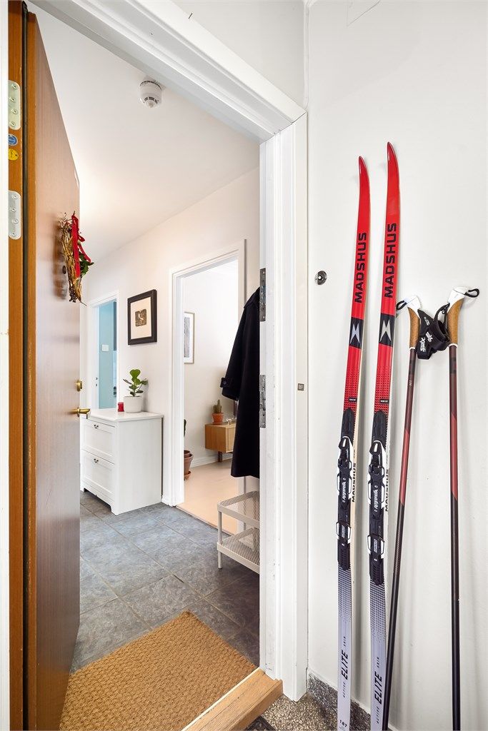 Velkommen inn! 
Inngangsdøren er klassifisert B30 for brannmotstand og 35dB for lydisolasjon, som gir trygghet og ro.