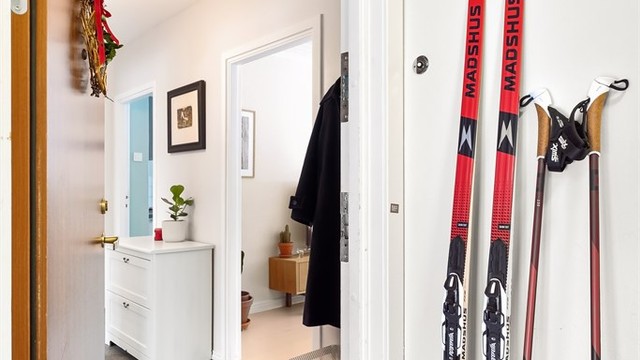 Velkommen inn!
Inngangsdøren er klassifisert B30 for brannmotstand og 35dB for lydisolasjon, som gir trygghet og ro.