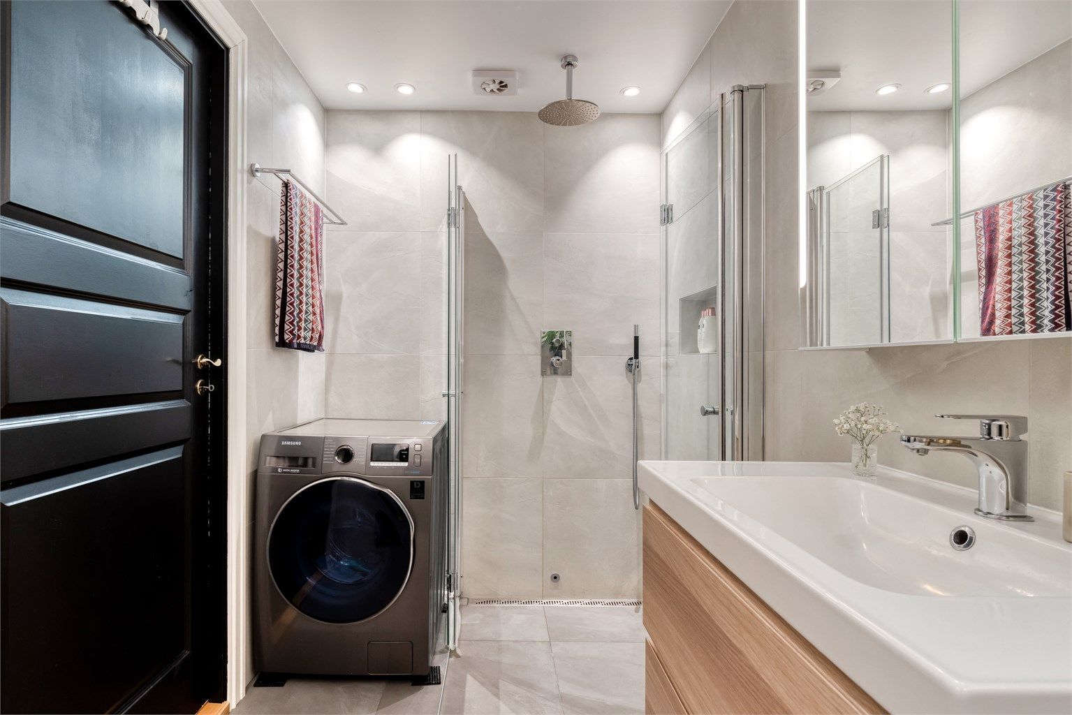 Det er opplegg og plass for vaskemaskin.