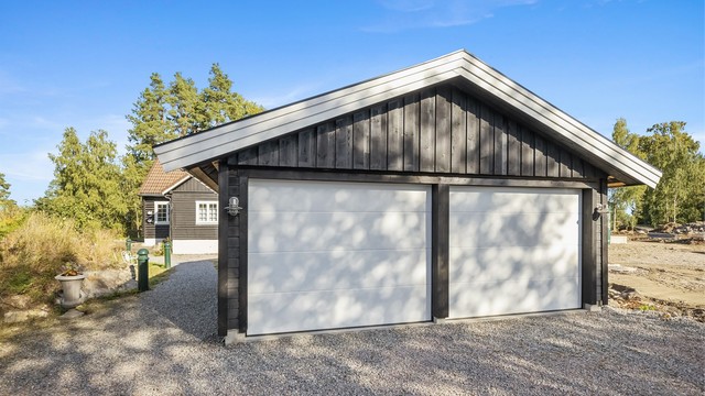 Parkering i ny dobbelgarasje fra 2025, samt biloppstillingsplasser foran garasjen.