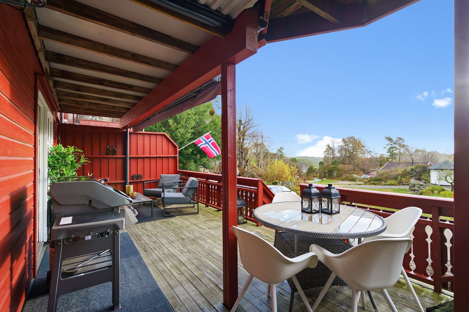 Flere plasser på romslig lun terrasse.