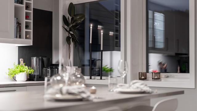 Kjøkkenøyen er utstyrt med stikkontakter og god plass for servering.