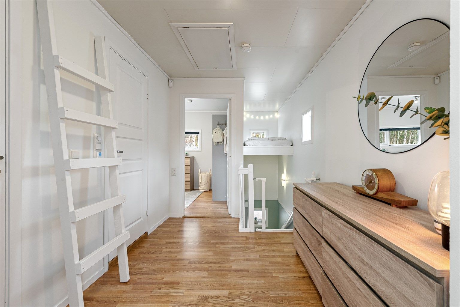 Gangen i andre etasje har parkett på gulvet og leder til alle rommene i etasjen.