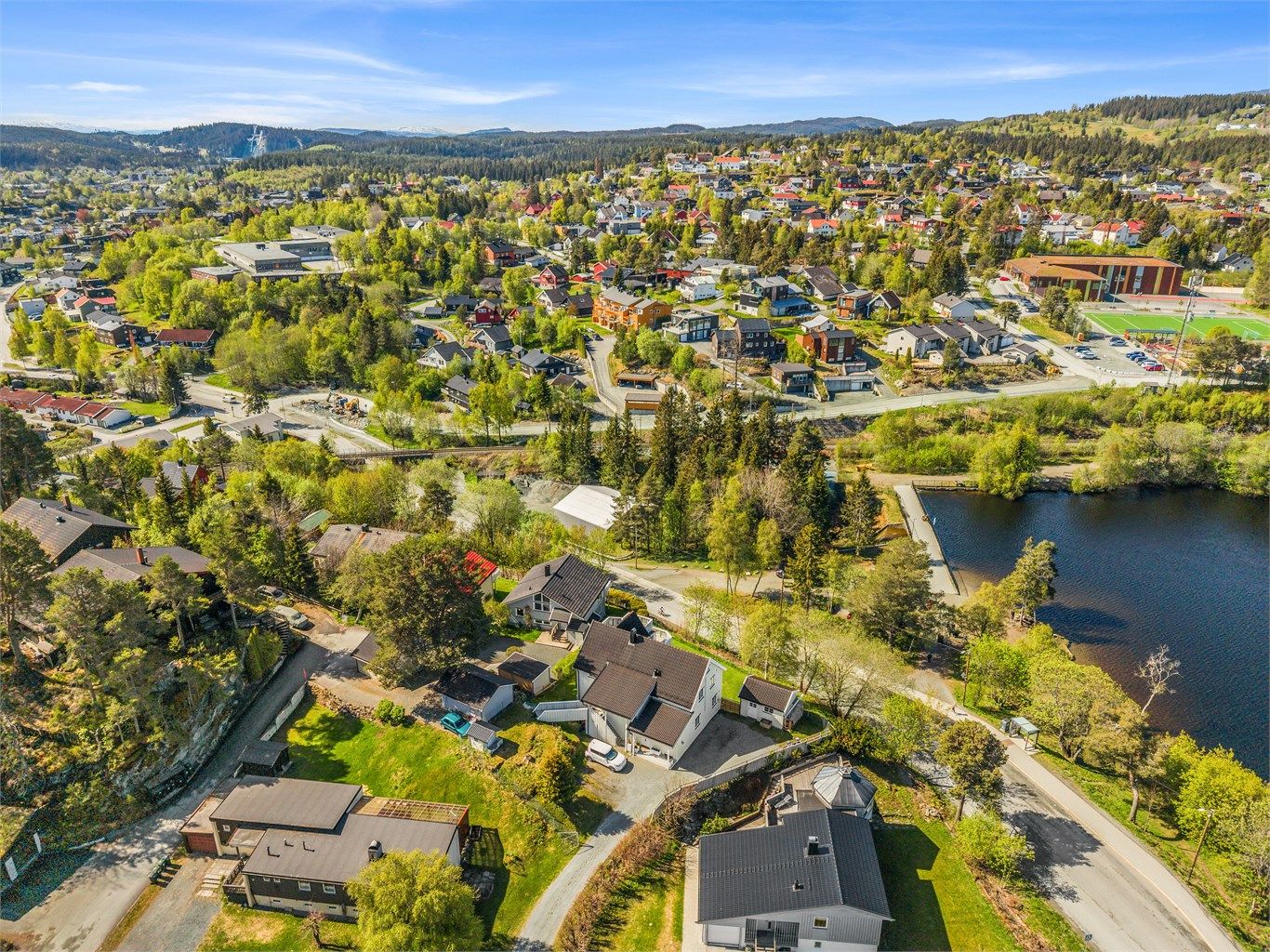 Dagligvarehandel er enkelt tilgjengelig med både Kiwi Dalgård og Coop Extra Ugla innen kort gangavstand. For et større servicetilbud ligger Byåsen Butikksenter en kort kjøretur unna, og City Syd nås på omtrent 13 minutter med bil.