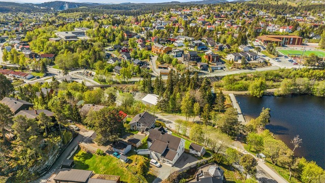Dagligvarehandel er enkelt tilgjengelig med både Kiwi Dalgård og Coop Extra Ugla innen kort gangavstand. For et større servicetilbud ligger Byåsen Butikksenter en kort kjøretur unna, og City Syd nås på omtrent 13 minutter med bil.