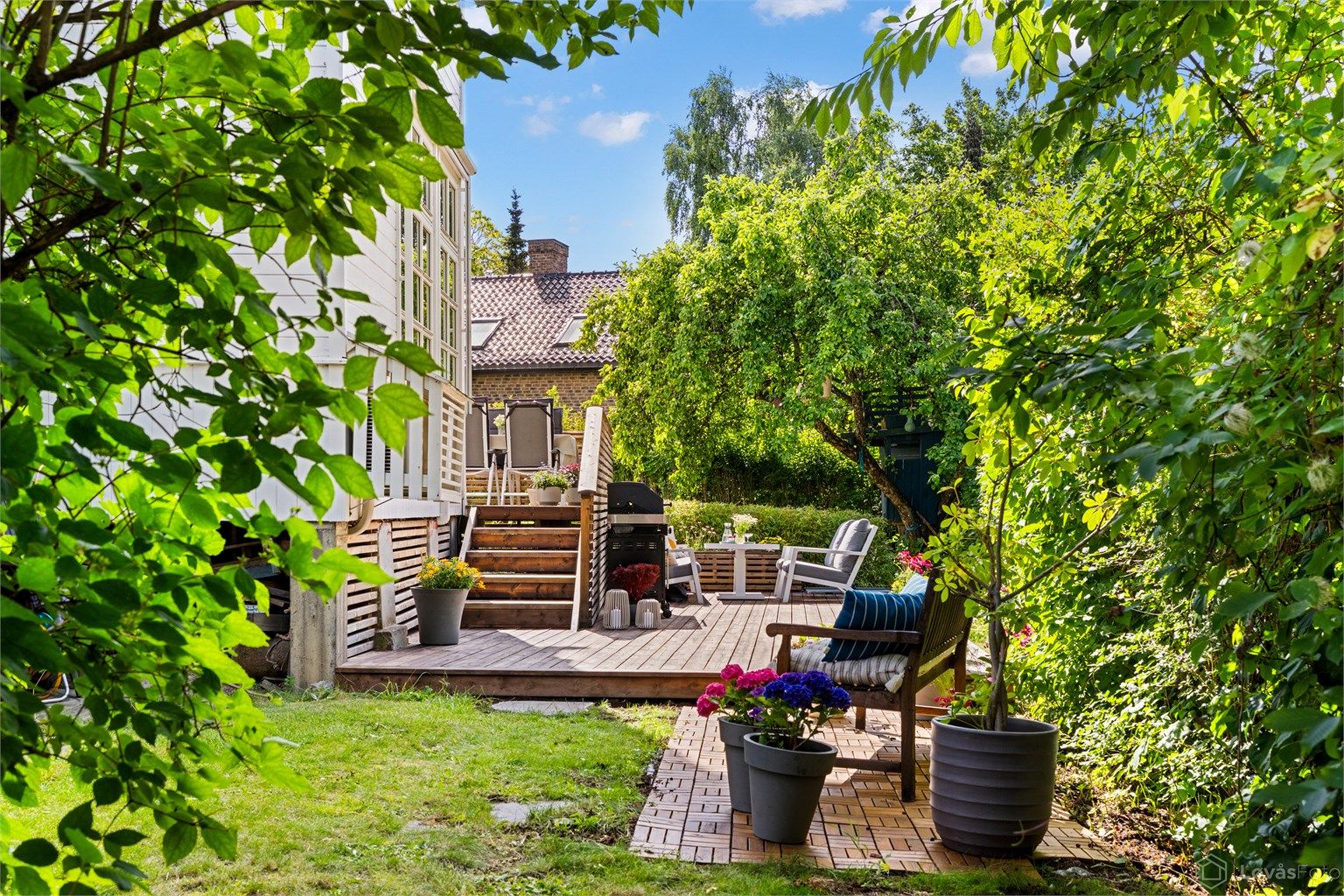 Stor vestvendt terrasse og markterrasse, perfekt for lange sommerkvelder og uformelle sammenkomster
