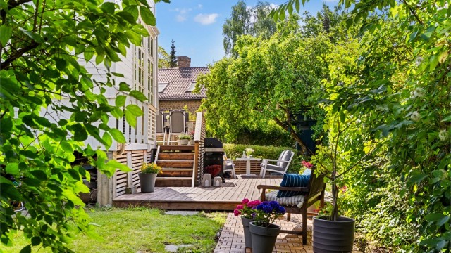 Stor vestvendt terrasse og markterrasse, perfekt for lange sommerkvelder og uformelle sammenkomster