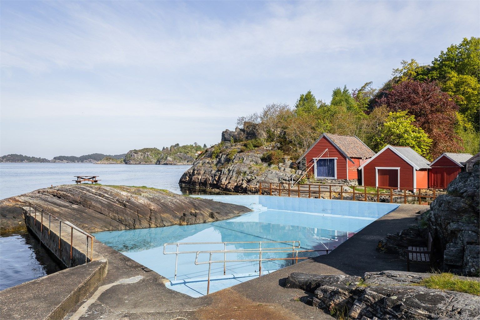 Flotte Træet badeplass byr på blant annet fine svaberg, stupebrett og sjøbasseng