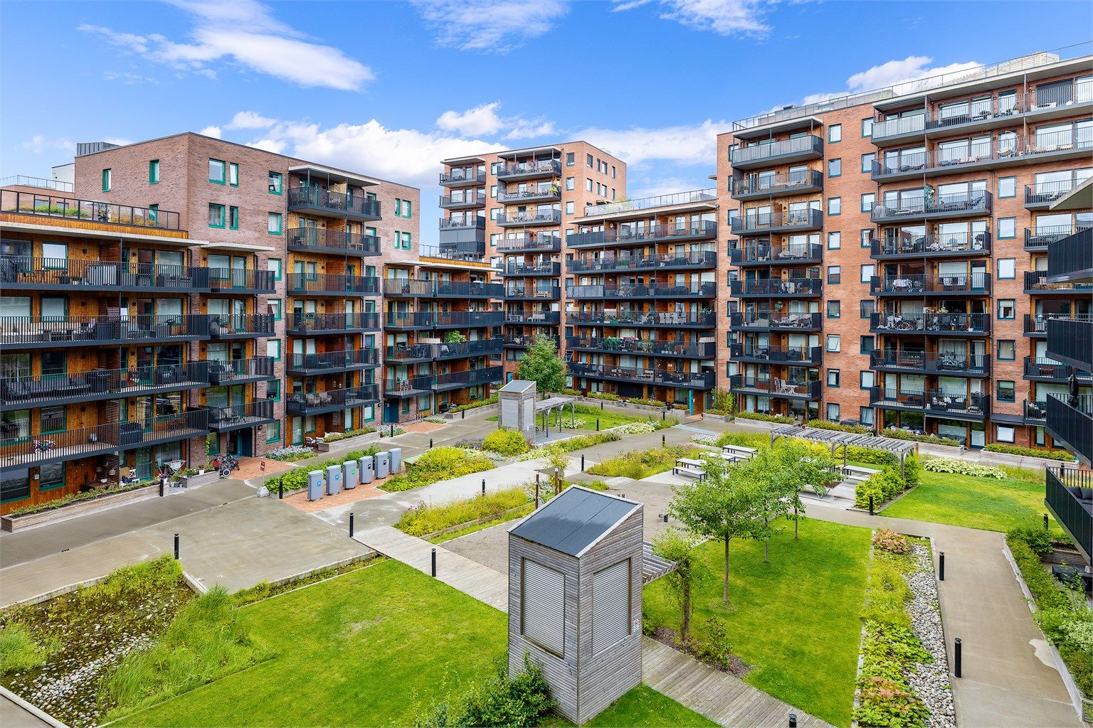 Fra leiligheten har man utsikt over de velholdte og grønne fellesområdene.