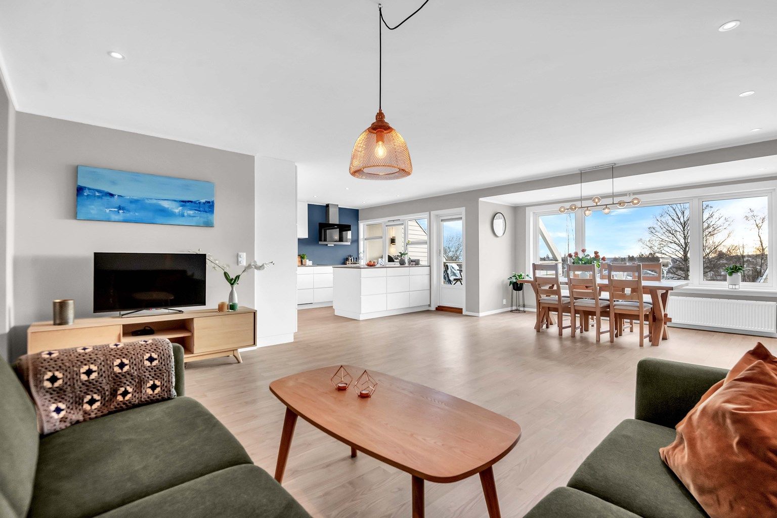 Innbydende og pen 4-roms topp-/endeleilighet med stor og solrik balkong - Attraktiv beliggenhet - Stor bod - Egen garasje - 5 min til T-bane.