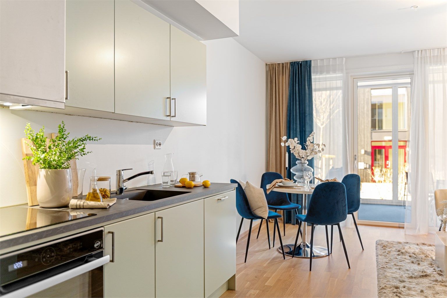 Kjøkkeninnredning fra Drømmekjøkken med integrerte hvitevarer som komfyr, koketopp, oppvaskmaskin, kjøleskap og frys. 