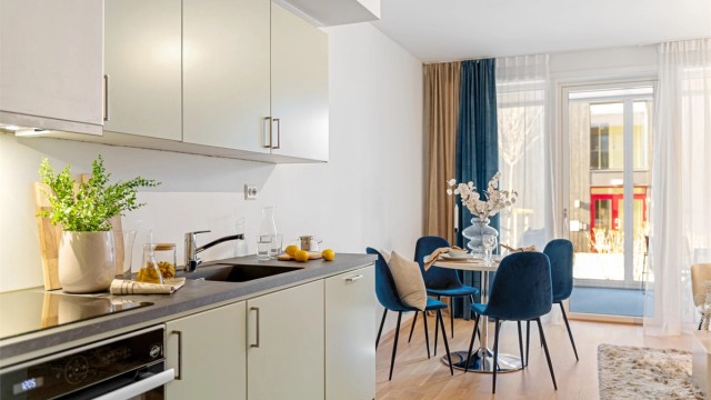 Kjøkkeninnredning fra Drømmekjøkken med integrerte hvitevarer som komfyr, koketopp, oppvaskmaskin, kjøleskap og frys.