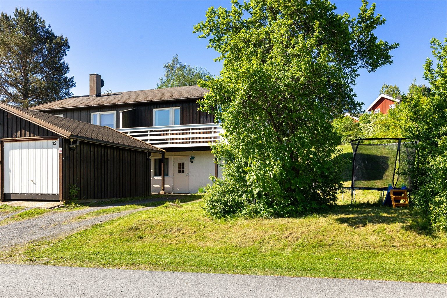 Eiendommen har enkelgarasje og biloppstillingsplass på gårdsplassen. 