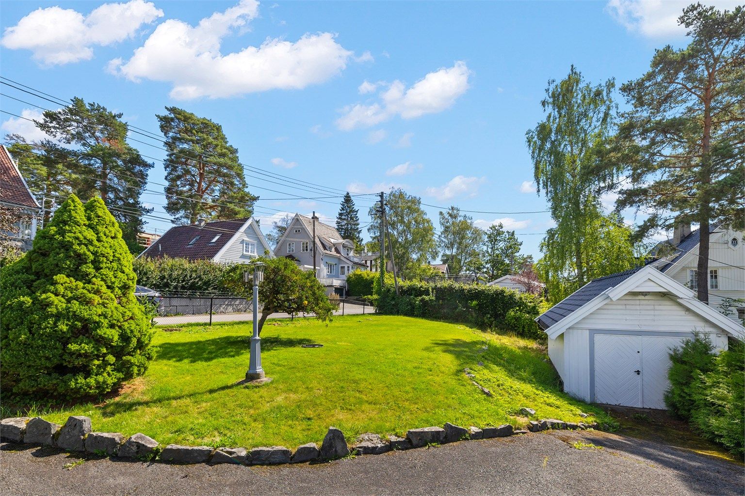 I tillegg til dobbelgarasjen i huset er det en frittstående garasje på tomten