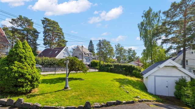 I tillegg til dobbelgarasjen i huset er det en frittstående garasje på tomten