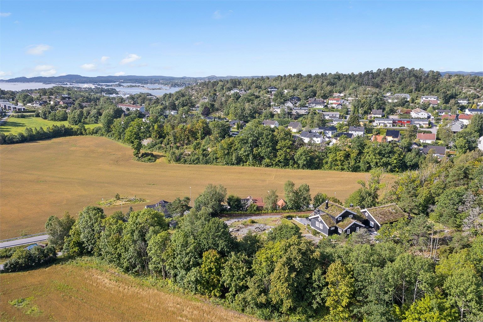 Eiendommen ligger høyt og fritt i terrenget