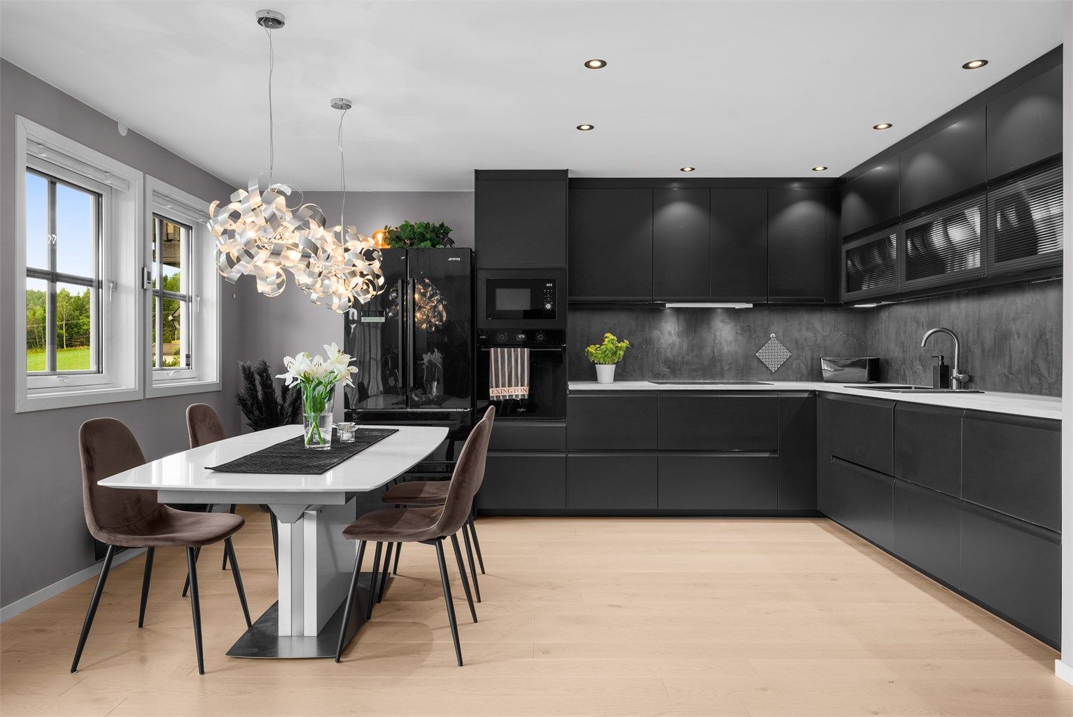 Kjøkkeninnredningen fra Ikea (2023) har glatte, mørke fronter og rikelig med skapplass.