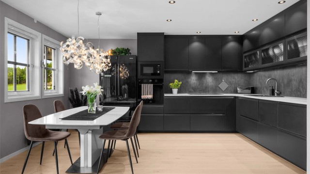 Kjøkkeninnredningen fra Ikea (2023) har glatte, mørke fronter og rikelig med skapplass.