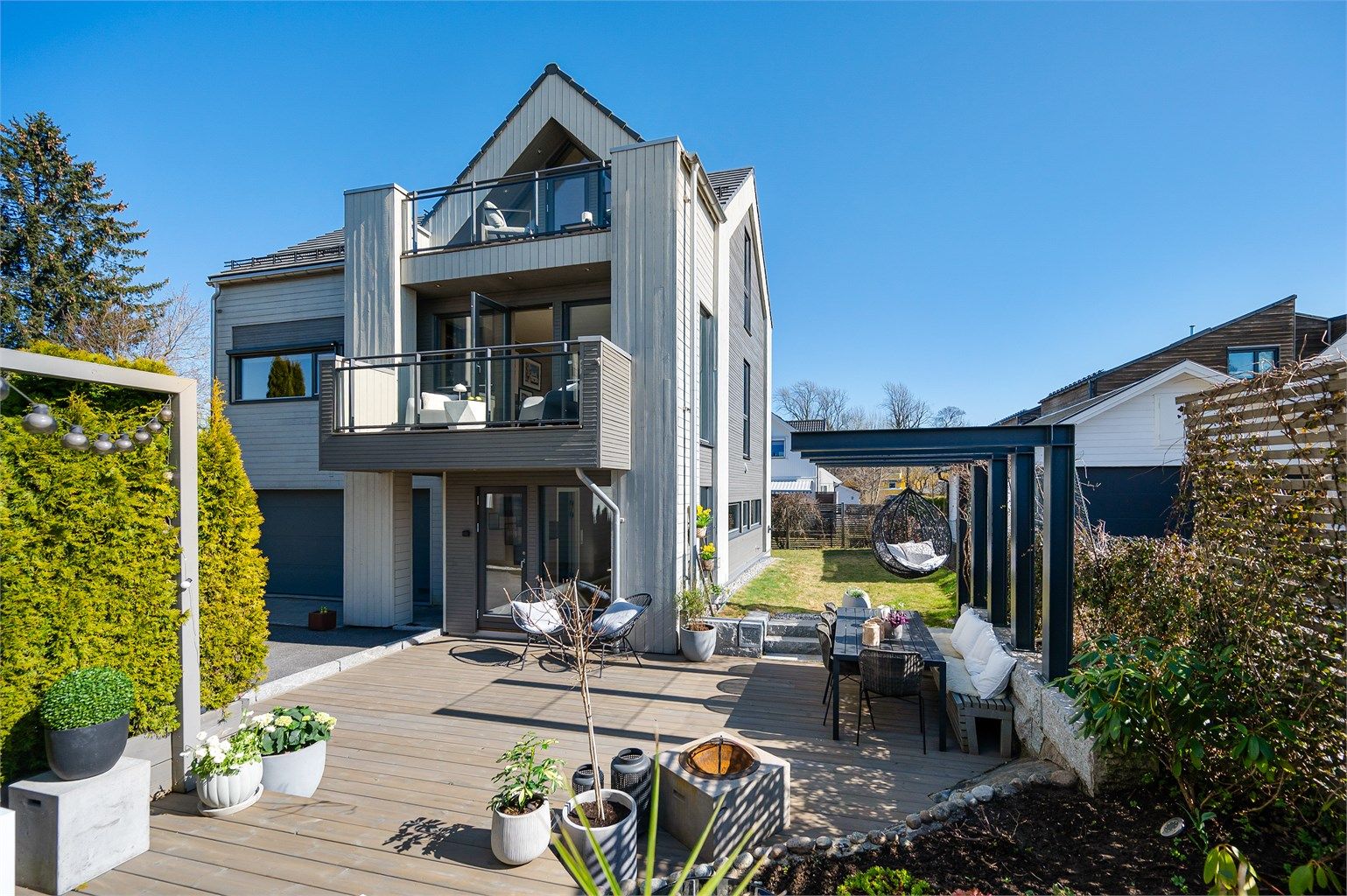 Velkommen til Lindbäckveien 6C - En meget pen og innholdsrik enebolig fra 2015 | 3 stuer | Dobbelgarasje med innvendig adkomst | Tilbaketrukket