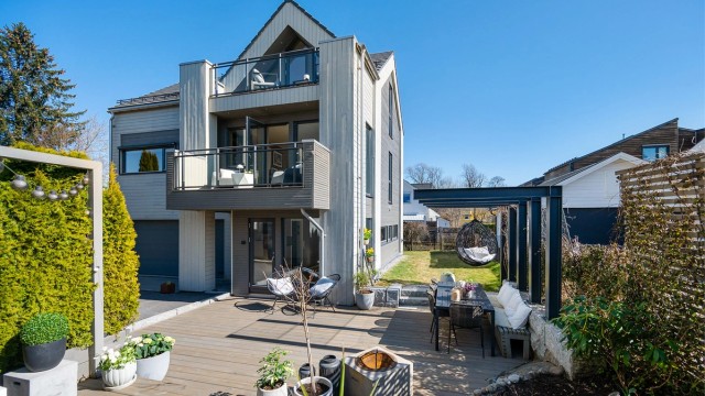 Velkommen til Lindbäckveien 6C - En meget pen og innholdsrik enebolig fra 2015 | 3 stuer | Dobbelgarasje med innvendig adkomst | Tilbaketrukket