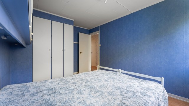 Soverom med plassbygde skap gir god lagringsplass.