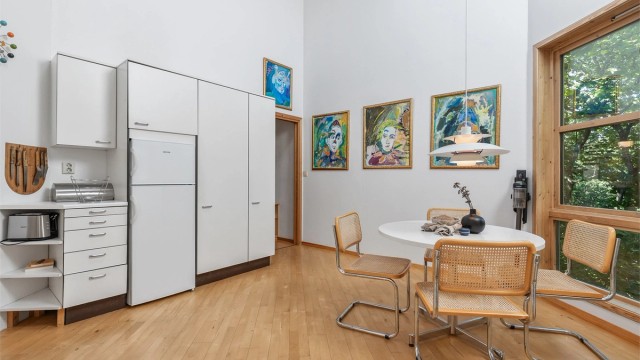 På kjøkkenet er det frittstående kjøleskap med frysedel og direkte adkomst via skyvedør inn i spisetuen