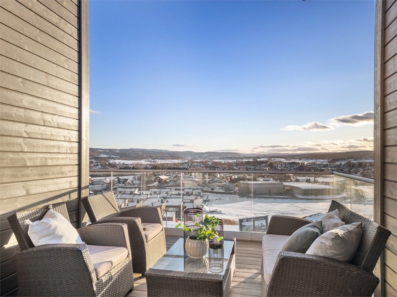 Veranda med flott utsikt. Foto: Emotional Landscape Production Ole Thoresen