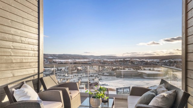 Veranda med flott utsikt. Foto: Emotional Landscape Production Ole Thoresen