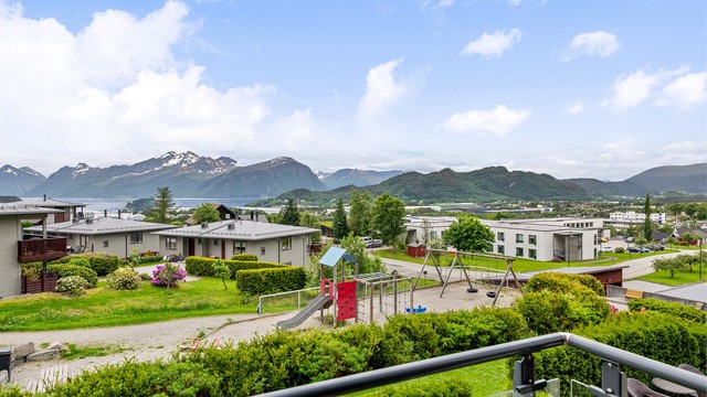 Utsikt over felles lekeplass og nærområdet.