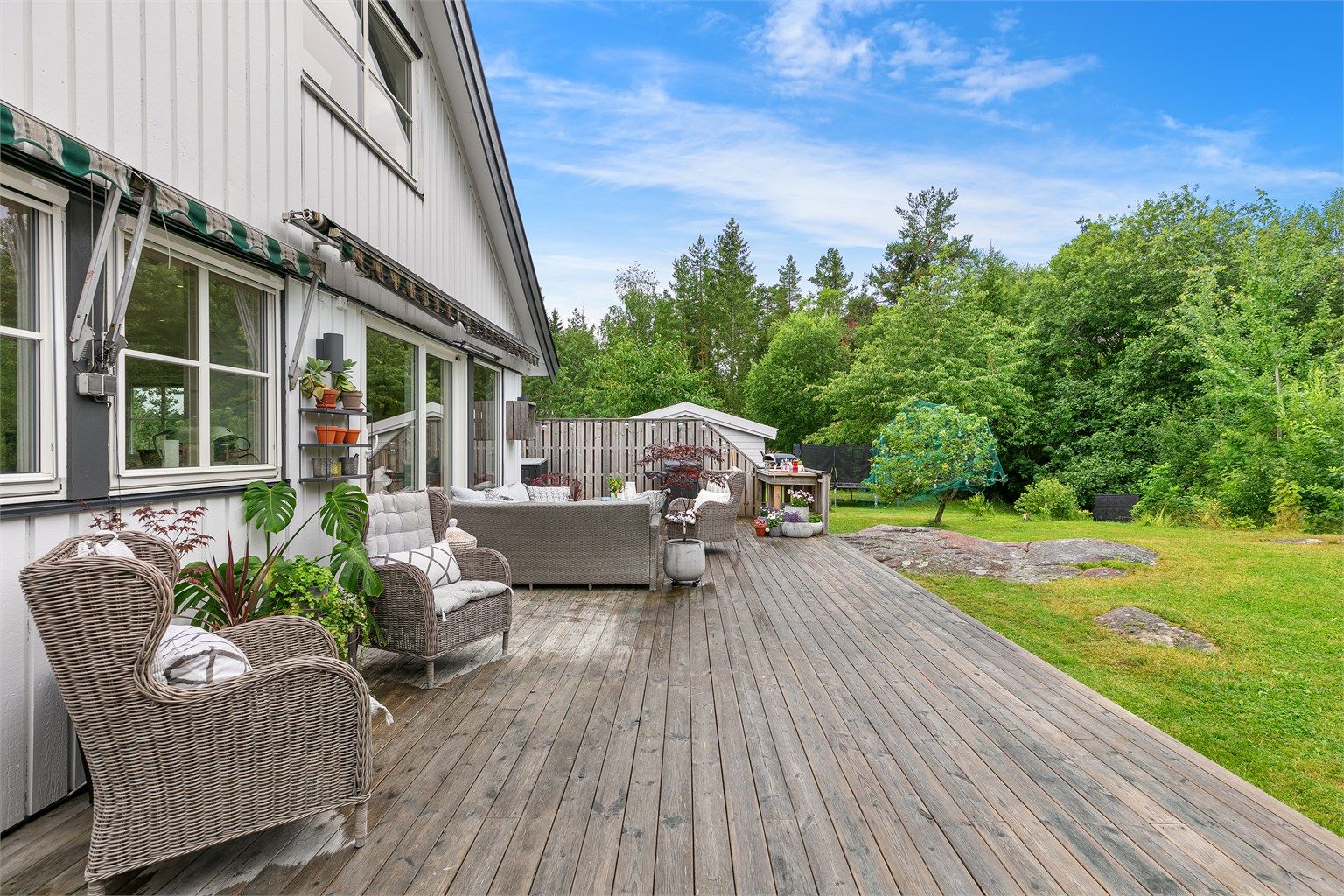 Terrassen har adkomst fra spisestuen, og et areal på ca. 79 kvm