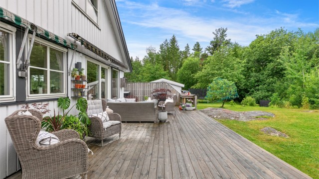 Terrassen har adkomst fra spisestuen, og et areal på ca. 79 kvm