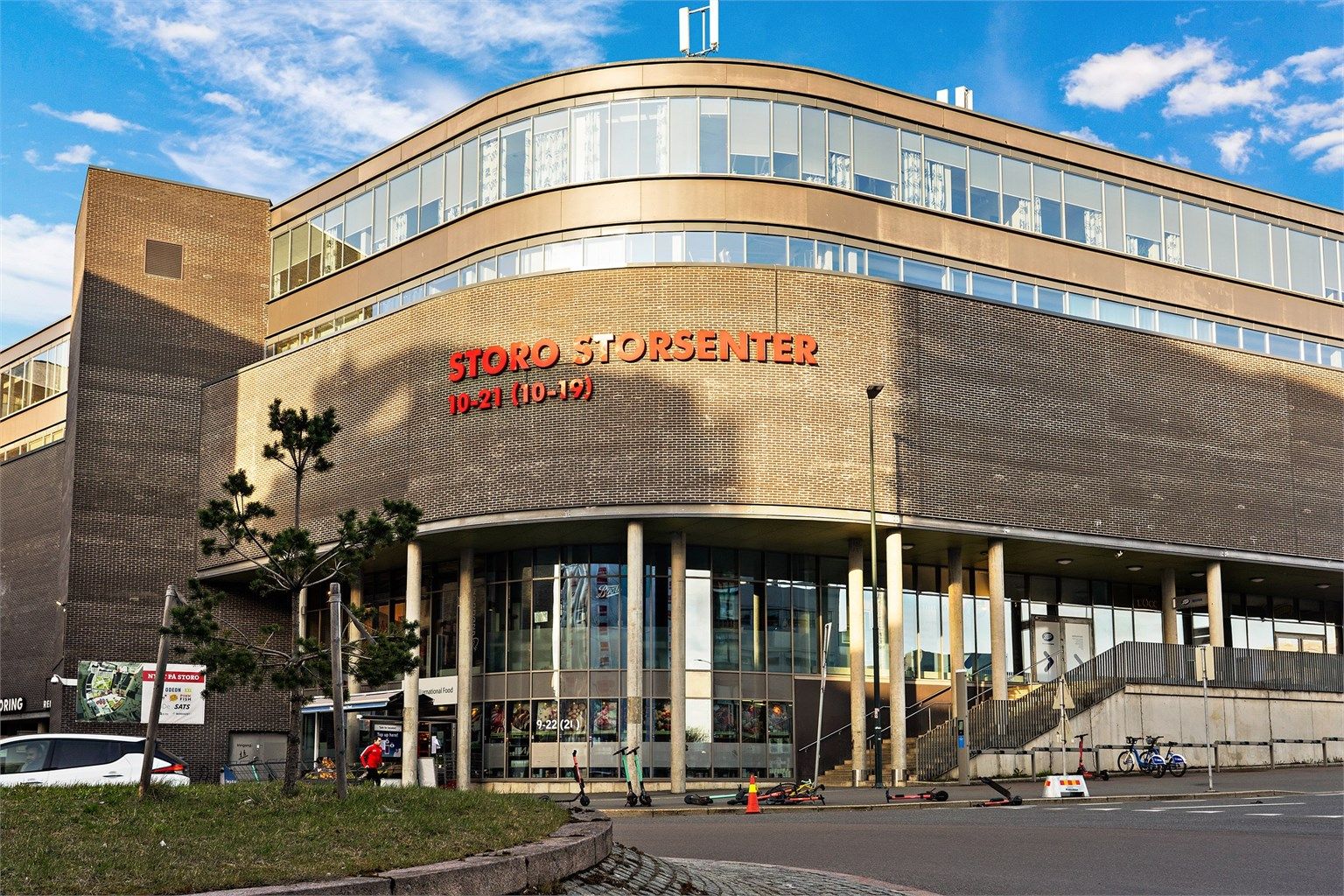 Området rundt Storo Storsenter er kraftig oppgradert de senere årene med blant annet nye Odeon IMAX kino, flere restauranter, samt en rekke kaféer og butikker