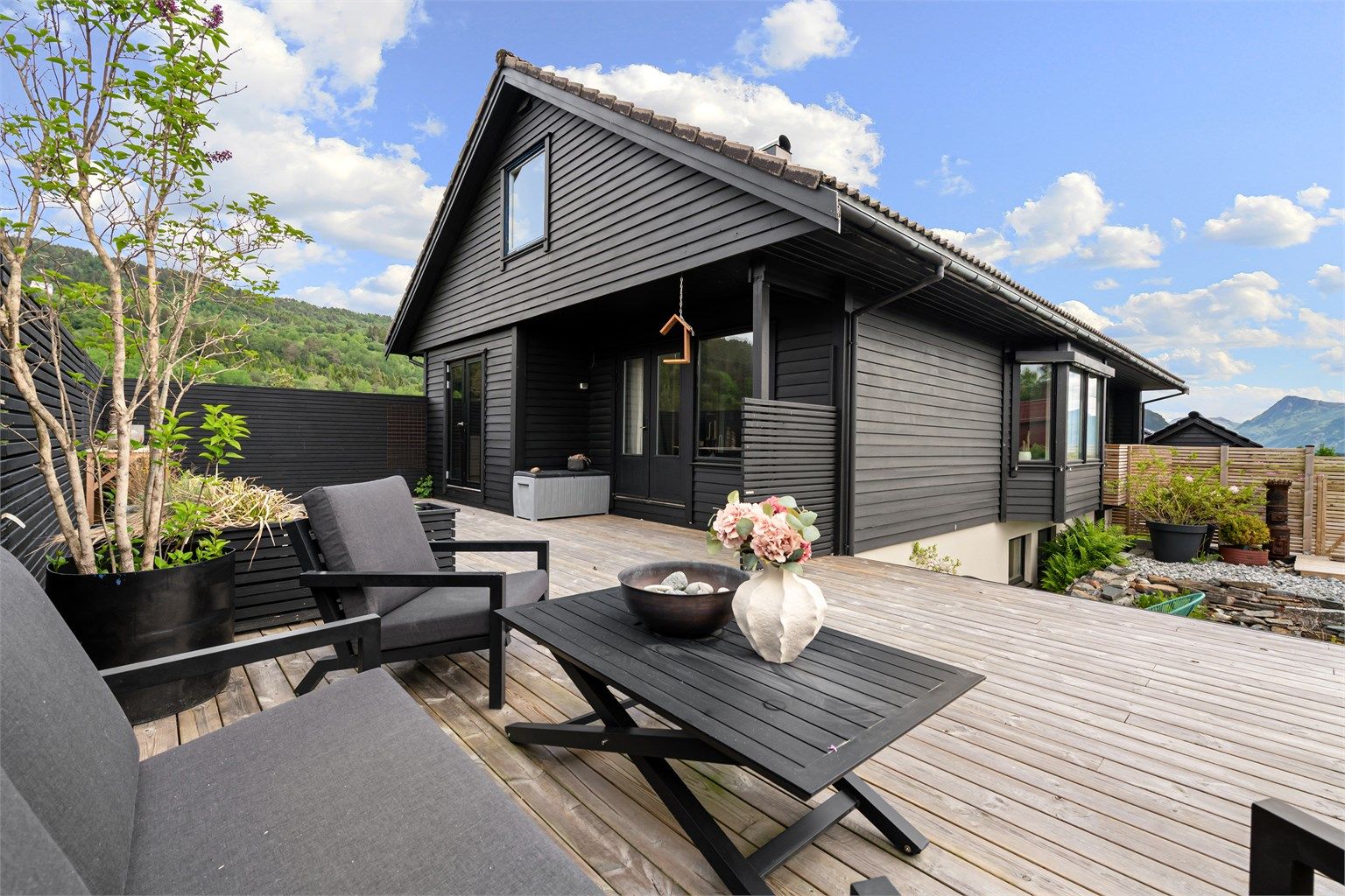 Terrassen er delvis overbygd og har god plass til utemøbler.
