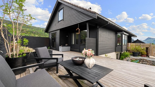 Terrassen er delvis overbygd og har god plass til utemøbler.