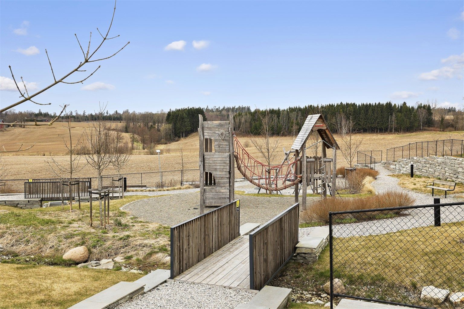 Sameiet har flotte fellesfasiliteter som takterrasser, lekeplasser, hageparseller og selskapslokale.