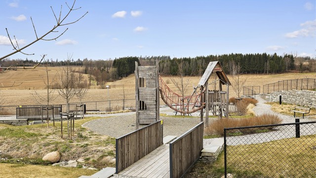 Sameiet har flotte fellesfasiliteter som takterrasser, lekeplasser, hageparseller og selskapslokale.