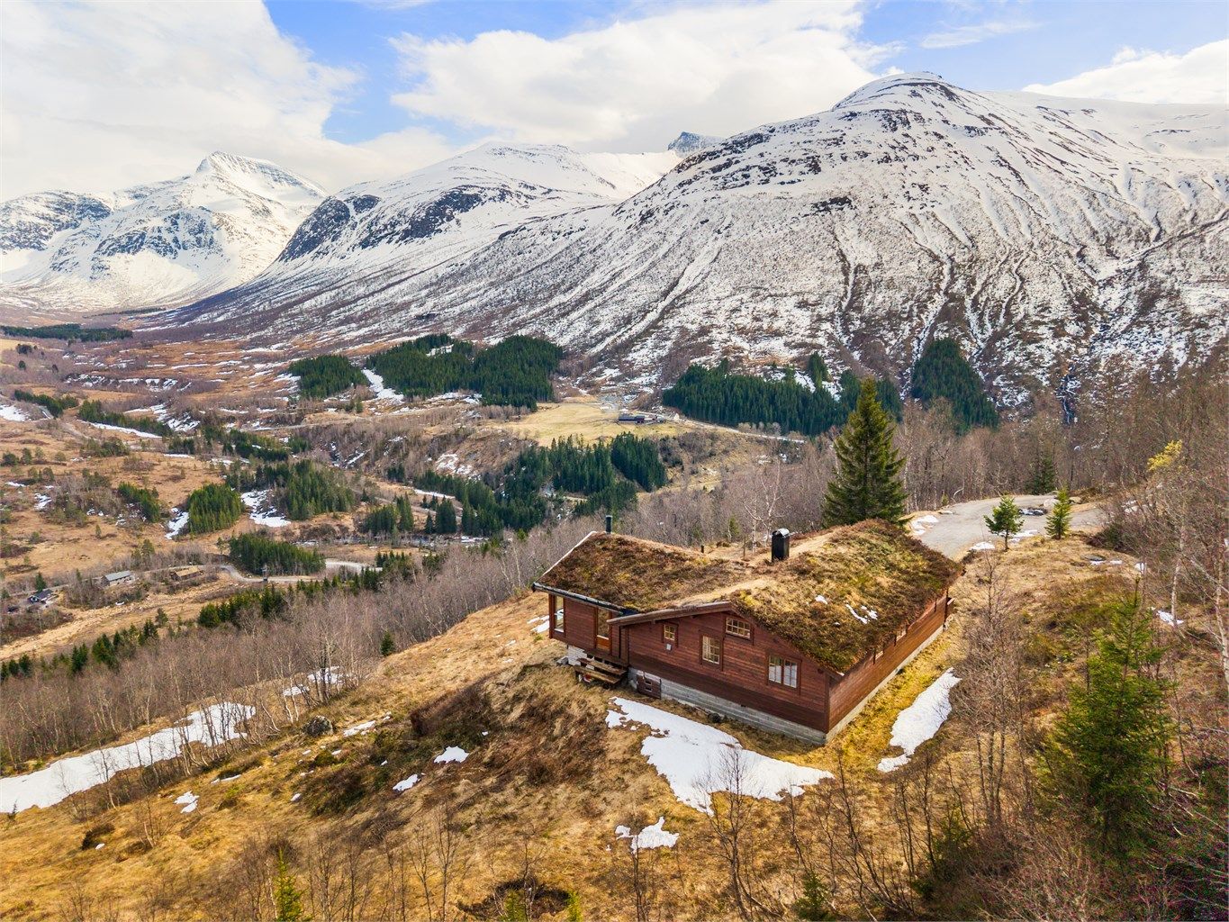 Hytteeiendom i rolige omgivelser, med nærhet til langrennsløyper og alpintanlegg, omkranset av fjelltopper! 