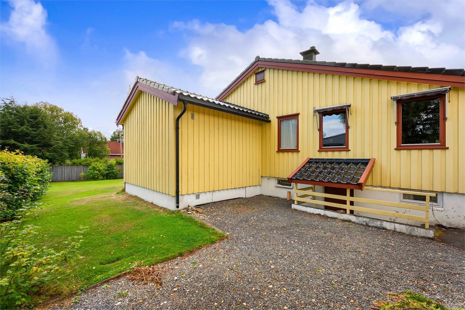 Eiendommen ligger i et rolig og etablert nabolag.