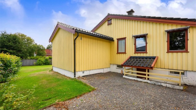 Eiendommen ligger i et rolig og etablert nabolag.