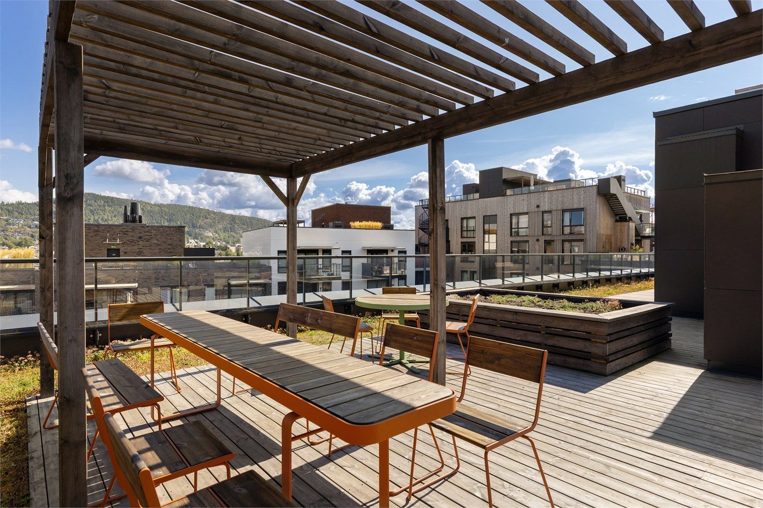 Felles takterrasse med sittegrupper for å nyte de fine sommerkveldene. Foto Petter Tanum/Tanum Foto