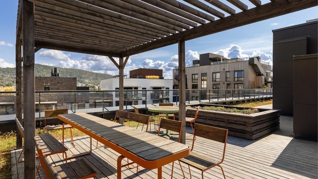Felles takterrasse med sittegrupper for å nyte de fine sommerkveldene. Foto Petter Tanum/Tanum Foto