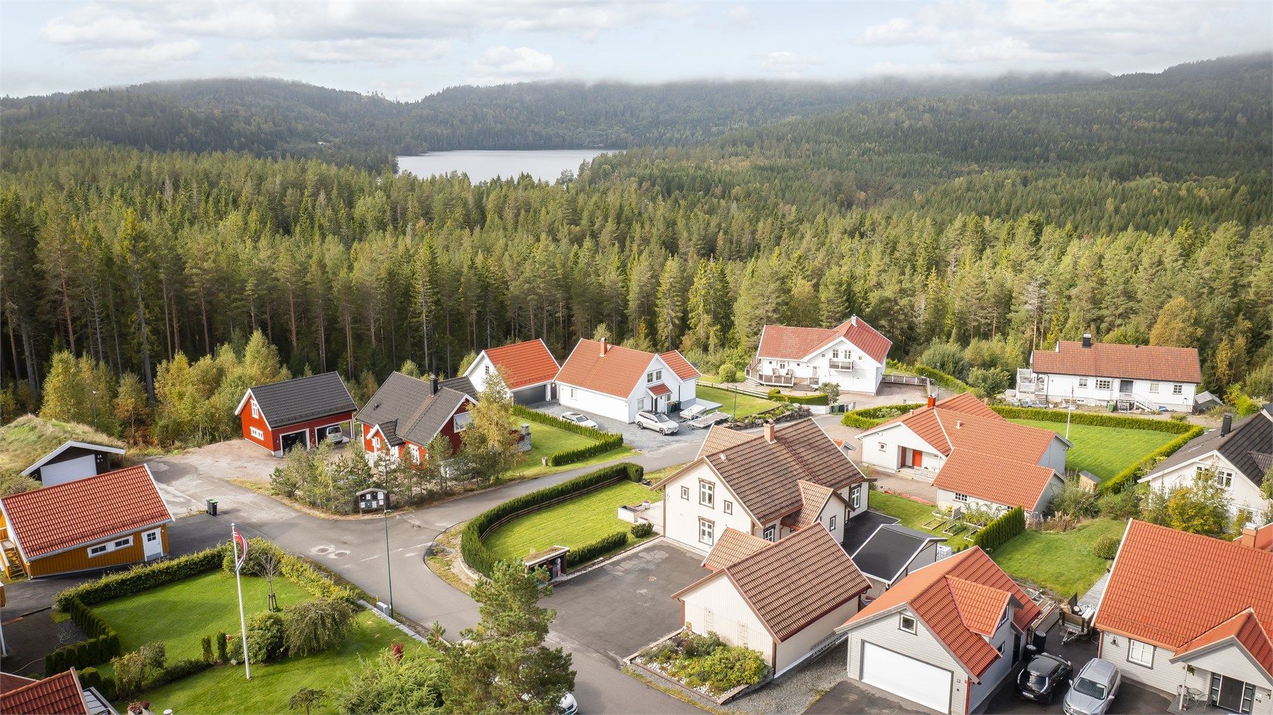 Nært til flotte turterreng.  Skiløyper og badeplass i umiddelbar nærhet. 