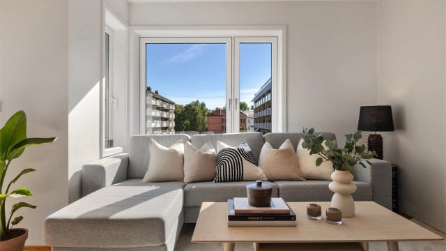 Det er en naturlig inndeling for sofagruppe og spiseplass i stuen